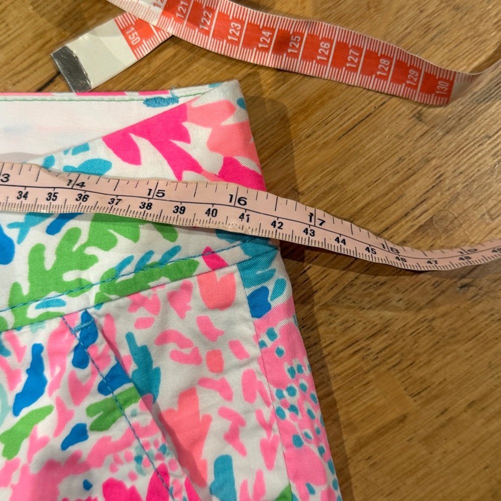 Lilly Pulitzer. Holy Grail Pinks blues  Patterned Shorts. Let's Cha Cha.  Size 8 - Picture 4 of 9
